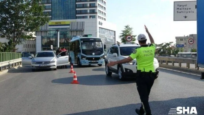 Maltepe'de polislerden toplu taşıma araçlarında denetim