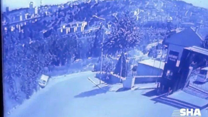 (Özel) Eyüpsultan'da rampayı çıkamayan kamyonet geriye doğru kayarak devrildi