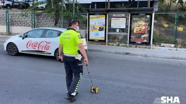 (Özel) İstanbul'da motosikletlinin kaputa uçtuğu kaza kamerada
