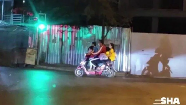 (Özel) İstanbul'da motosiklette 5 kişilik ailenin tehlikeli yolculuğu kamerada