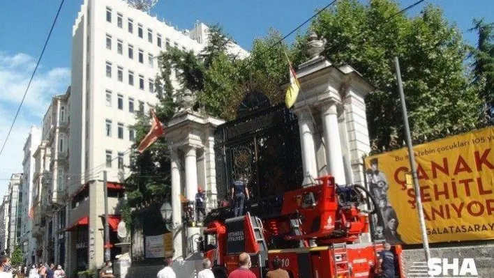 (Özel) İstiklal Caddesi'nde itfaiyeden sansar operasyonu