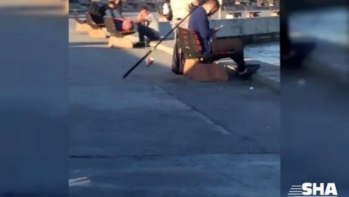 (Özel) Kadıköy'de bankta uyuyan adamın cüzdanını çalmaya çalıştı