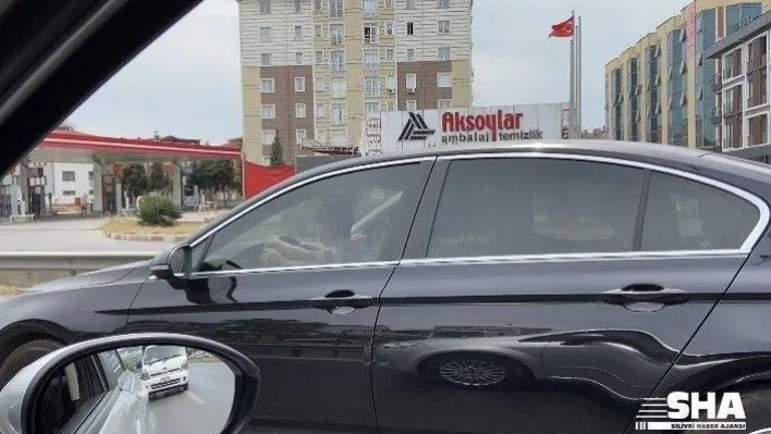 (Özel) Kucağında çocuğuyla D-100 karayolunda araç kullandı