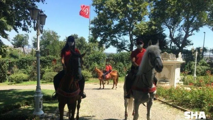 (ÖZEL) Kurban Bayramı'nda atlı polislerden Gülhane Parkı'nda denetim