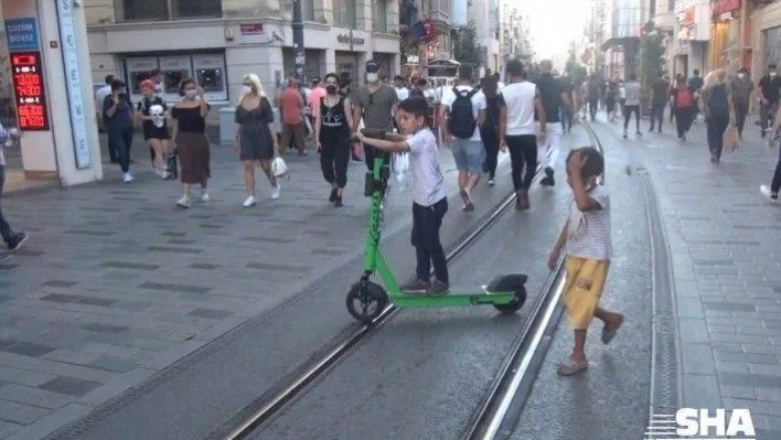 (Özel) Taksim'de iki çocuğun 'Martı'ya bindiği anlar ilginç görüntüler oluşturdu