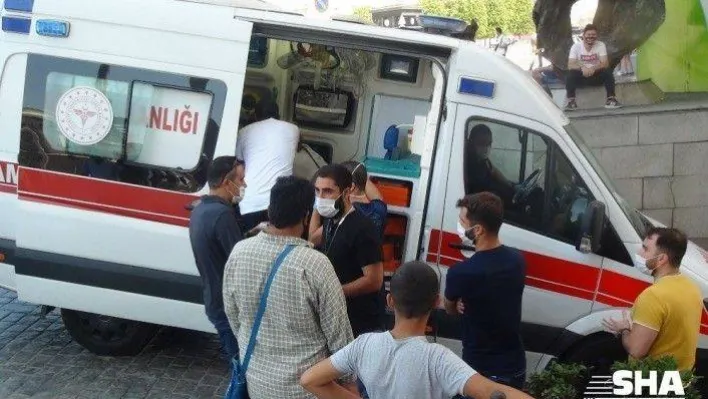 (Özel) Taksim'de turist kafilesindeki kız çocuğuna araba çarptı