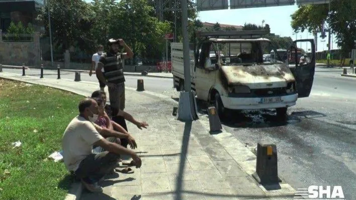 (Özel) Üsküdar'da alev alev yanan araç hurdaya döndü