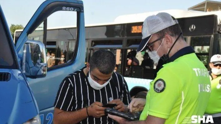 Sürücü yolcu alamamaktan, yolcu dolmuşların balık istifi olmasından şikayetçi