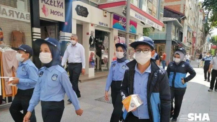 Temizliği bahane edip maske takmayan esnafa çocuk zabıtadan tepki: &quotTemizlik bahane değil maskenizi takın&quot