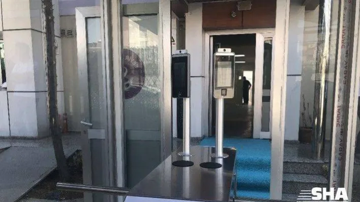 Termal kameralı ısı ölçer ile öğrencilere yakın takip