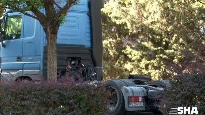 Tırın üstüne bırakılan bavul paniğe neden oldu