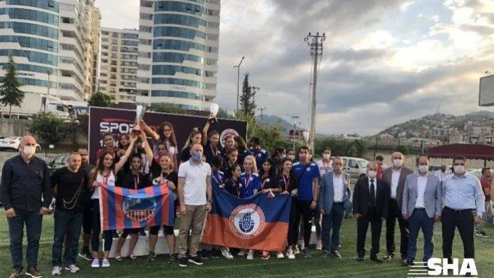 Yeni kurulan İBBSK kadın atletizm takımı şampiyon oldu