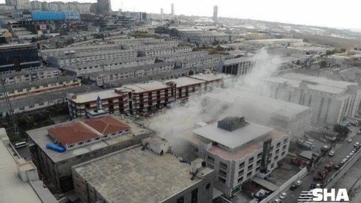 Beylikdüzü'nde bir sanayi sitesinde yangın çıktı. Olay yerine sevk edilen itfaiye ekiplerinin yangına müdahalesi sürüyor.