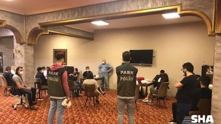 Dernekte kumar oynarken yakalanan 23 kişiye 50 bin lira para cezası