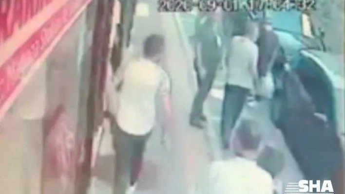 Dolandırıcı polisten kaçarken cebindeki dolarları etrafa saçtı