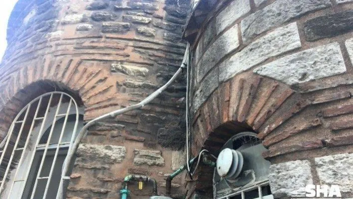 Fatih'te tarihi caminin dış cephesine klima taktılar