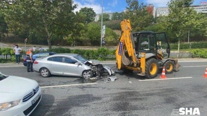 İstanbul'da kepçeye çarpan sürücü burnu bile kanamadan kurtuldu