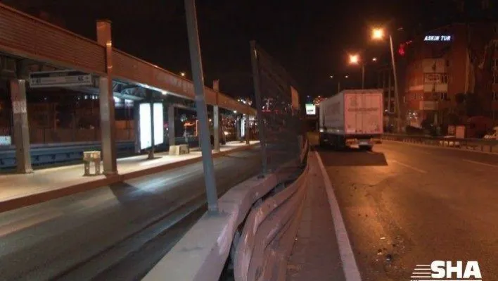 Kontrolden çıkan tır metrobüs bariyerlerine çarparak durabildi: 1 yaralı