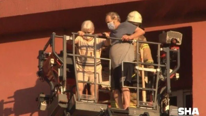 Levent'te yangında mahsur kalanlar itfaiyenin merdiven aracıyla kurtarıldı