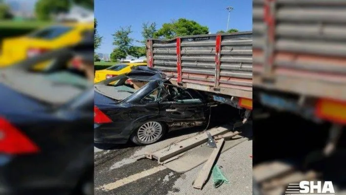 Otomobil tırın altına girdi, sürücü ölümden döndü