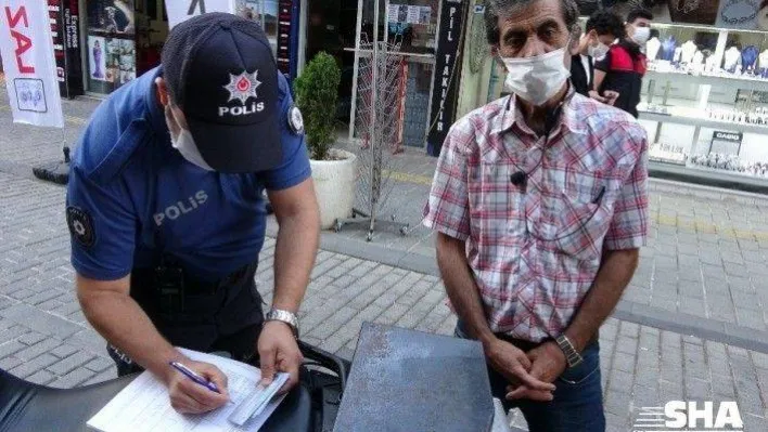 (Özel) 72 yaşındaki yaşlı kadın maske takmayanlar için gözyaşlarına boğuldu