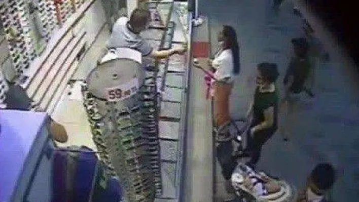 (Özel) 'Sevgili görünümlü' hırsızların çanta hırsızlığı kamerada