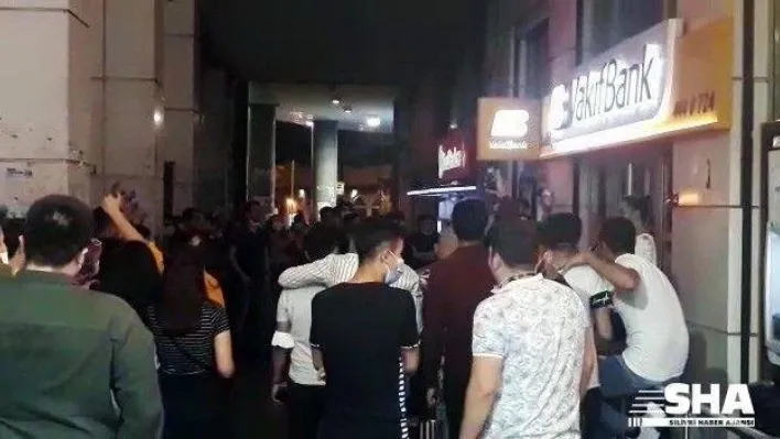 (Özel) Sokak sanatçılarını dinlemek için toplanıp sosyal mesafe ve maskeyi unuttular