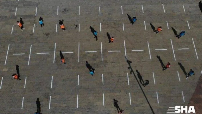 (Özel)Sosyal mesafeli futbol havadan görüntülendi