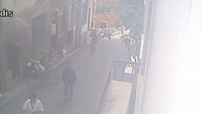 (Özel) Taksim'de kadınları hedef alan kapkaç çetesi kamerada