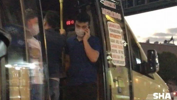 (Özel) Tıka basa dolu olan minibüs kapıları açık yoluna devam etti