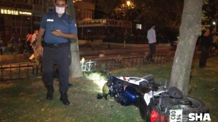 Polisin 'dur' ihtarına uymayan silahlı motosikletli kaçarken kaza yaptı