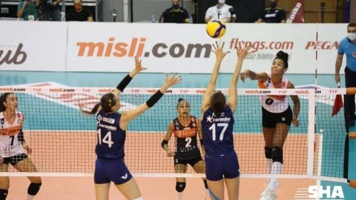 Sultanlar Ligi: Eczacıbaşı VitrA: 2 - Fenerbahçe Opet: 3