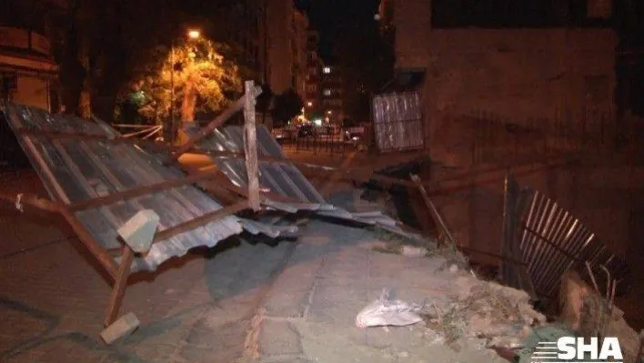 Zeytinburnu'nda kaldırım çöktü, otomobil inşaat sahasına kaydı