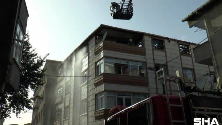 Boş arsada başlayan yangın, binanın çatısına kadar sıçradı
