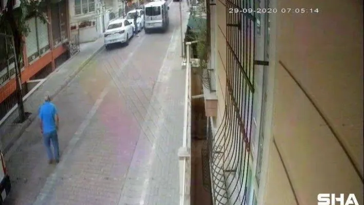 Dükkana giren hırsızları film izler gibi izledi