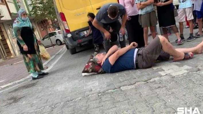 Geri geri giden kargo aracı bir kişiye çarptı