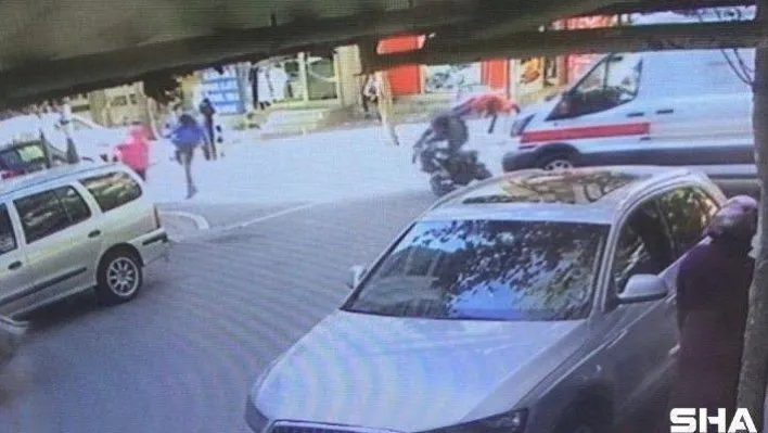 Hasta almaya giden ambulans motosiklete böyle çarptı