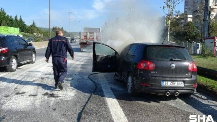 Kartal TEM bağlantı yolunda seyir halindeki otomobil alev topuna döndü