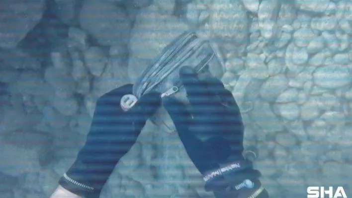 (Özel) Denizde bulduğu para dolu çantayı sahibine gönderdi