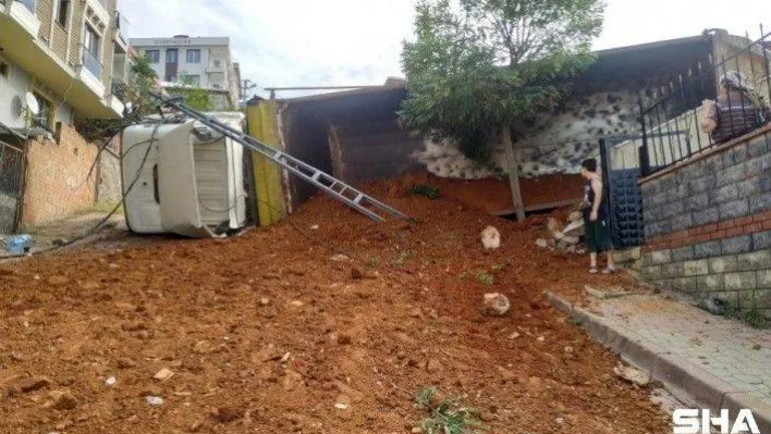 Sancaktepe'de kum boşaltan kamyon bir anda yola devrildi