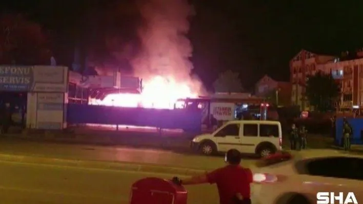 Sancaktepe'de oto yıkama kuaförü alev alev yandı 1 yaralı