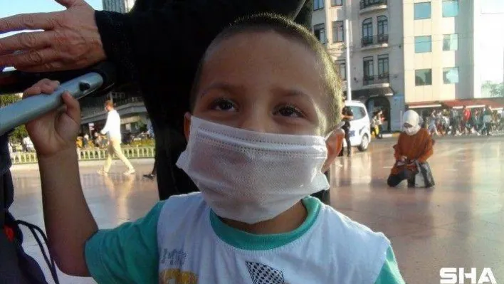 Taksim'de ailesini kaybeden çocuğu polis annesine ulaştırdı