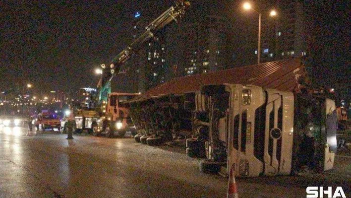 TEM Otoyolu'nda tır devrildi, trafikte yoğunluk oluştu