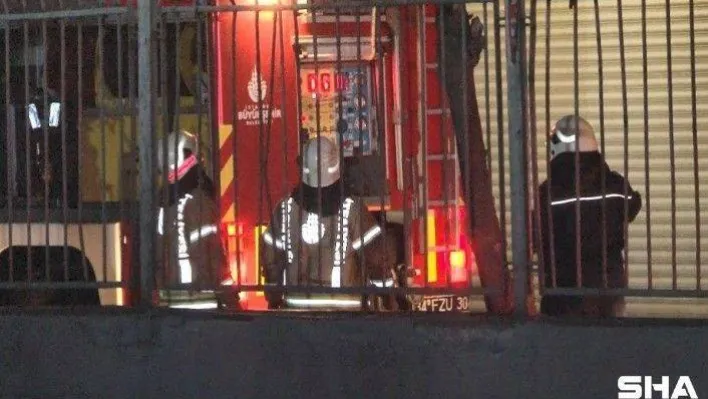 Zeytinburnu'nda iş merkezinin çatı katında yangın