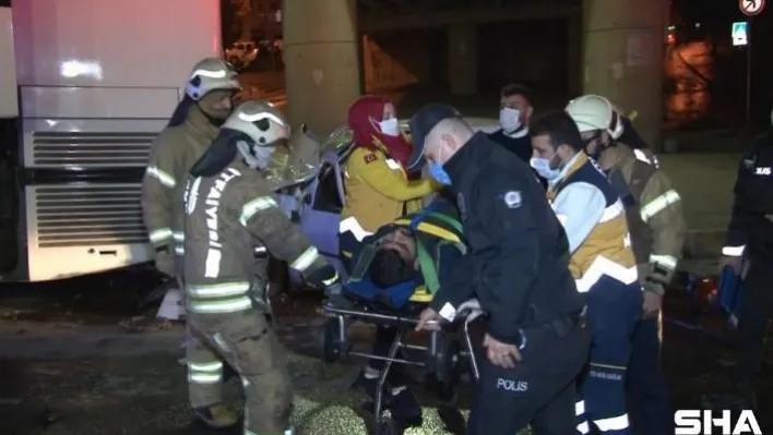 Küçükçekmece'de otomobil park halindeki otobüse çarptı:1'i ağır 2 yaralı