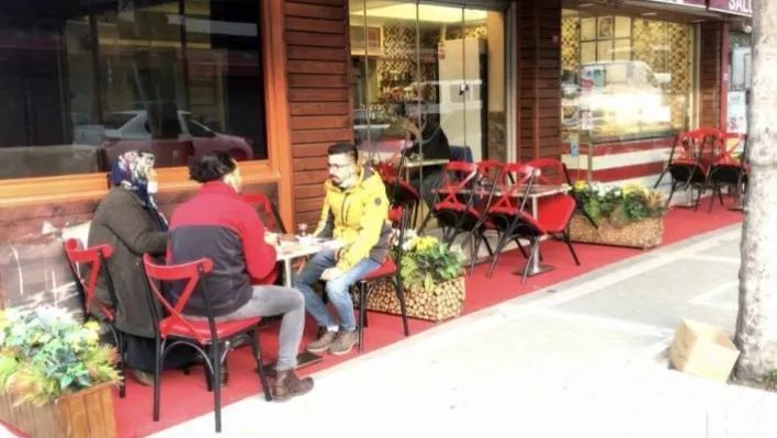 (Özel)Börekçi önünde ayakta, korona virüs kahvaltısı