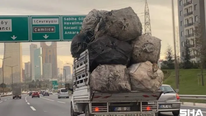 Çuval yüklü kamyonet TEM'de tehlike saçtı