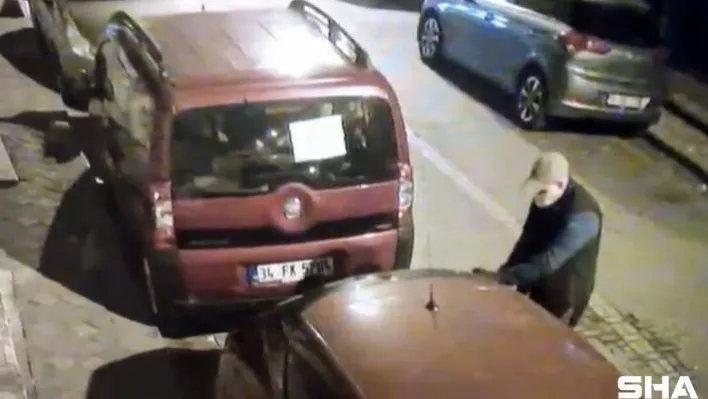 (Özel) İstanbul'da otomobilin camlarını kırıp ses sistemini çalan hırsızlar kamerada
