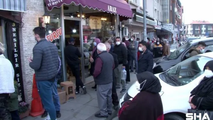(ÖZEL) Vatandaşlar Kemerburgaz'da turşucuların önünde kuyruk oluşturdu