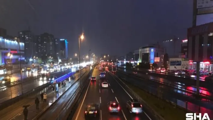 Sokağa çıkma kısıtlaması öncesi metrobüs ve yollarda yoğunluk oluştu